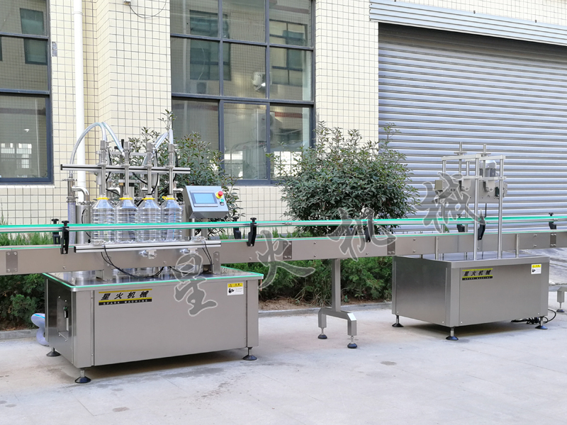 新型四頭食用油自動稱重灌裝旋蓋機有什么特點？